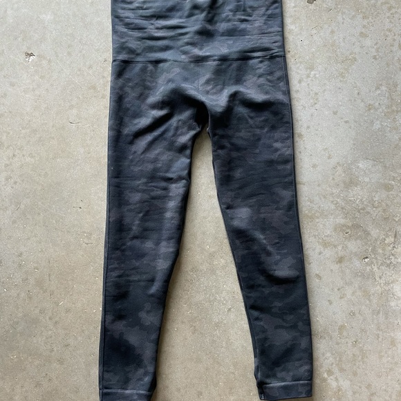 Spanx Look at Me Now Seamless Leggings medium - Picture 2 of 5